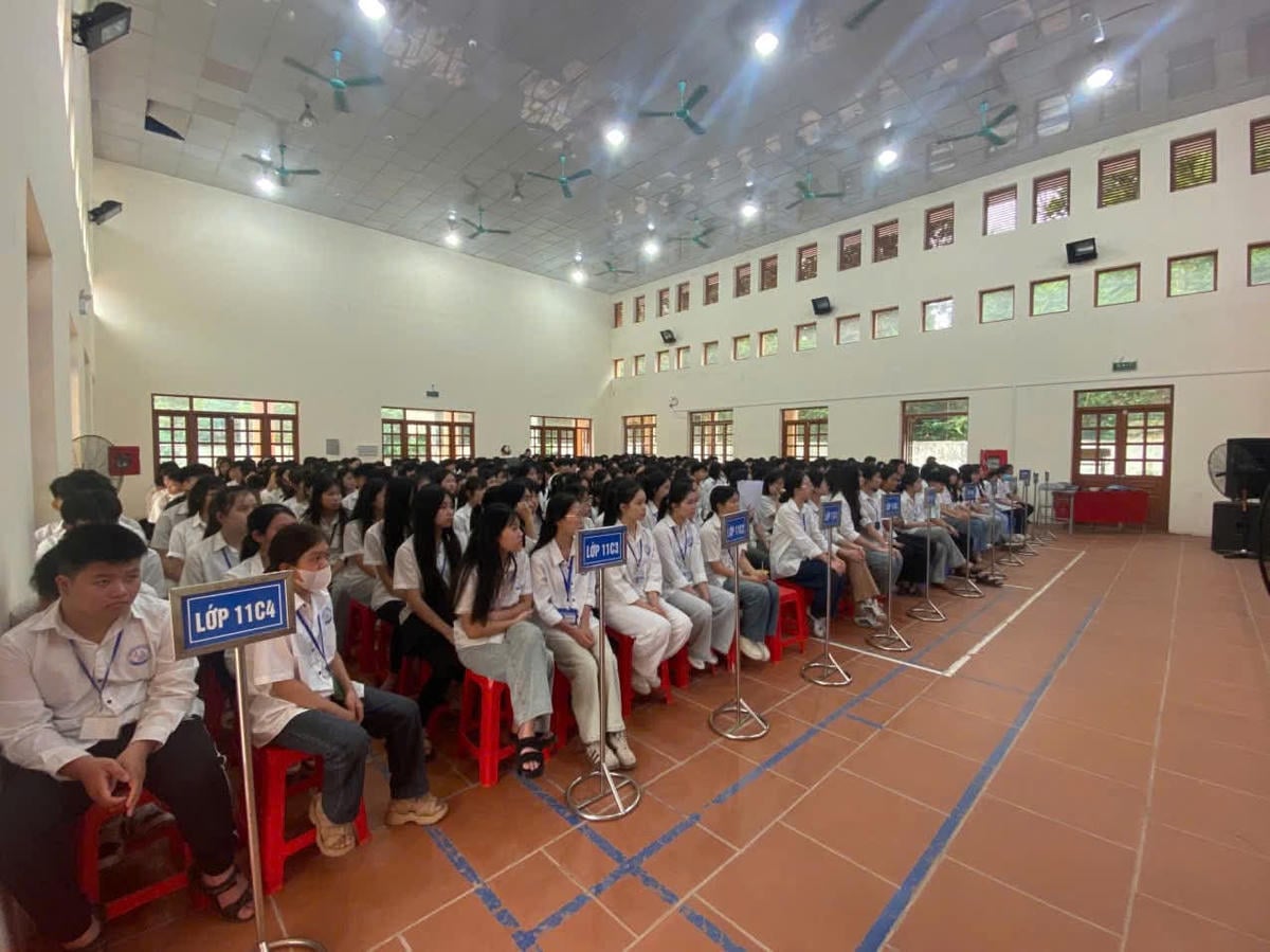 Pelajar-pelajar dari Sekolah Menengah Dinh Lap menyertai program 