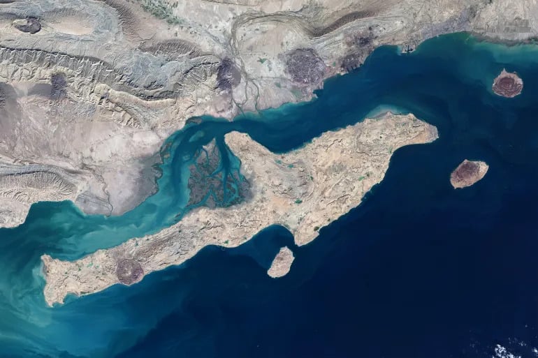 Mỹ đánh chặn tên lửa Iran, tấn công đáp trả đảo Qeshm - Ảnh 1.