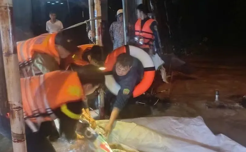 Cứu kịp thời 3 người dân bị mưa lũ cuốn trôi ở Đồng Nai - Ảnh 1.