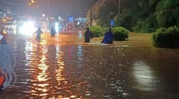 Cứu kịp thời 3 người dân bị mưa lũ cuốn trôi ở Đồng Nai - Ảnh 2.