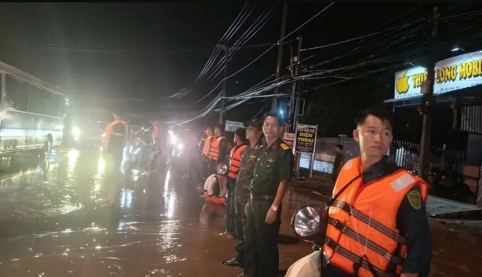 Cứu kịp thời 3 người dân bị mưa lũ cuốn trôi ở Đồng Nai - Ảnh 3.