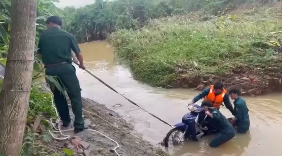 Cứu kịp thời 3 người dân bị mưa lũ cuốn trôi ở Đồng Nai - Ảnh 4.