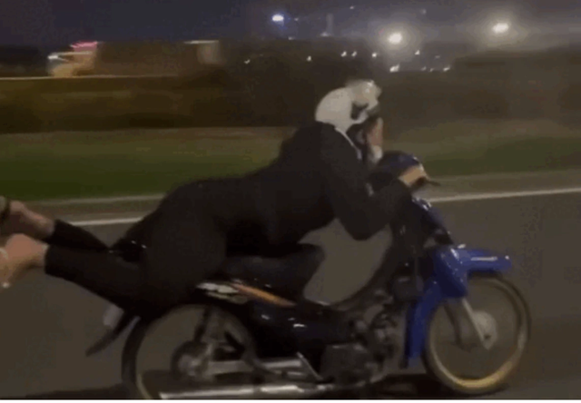 Quelle est la sanction pour avoir conduit une moto en étant allongé face contre terre ? - Image 1.