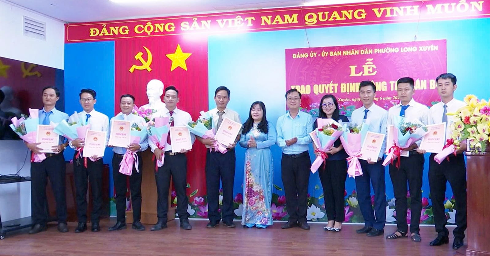 Chủ tịch UBND phường Long Xuyên Đoàn Thị hương Hà trao Quyết định cho cán bộ