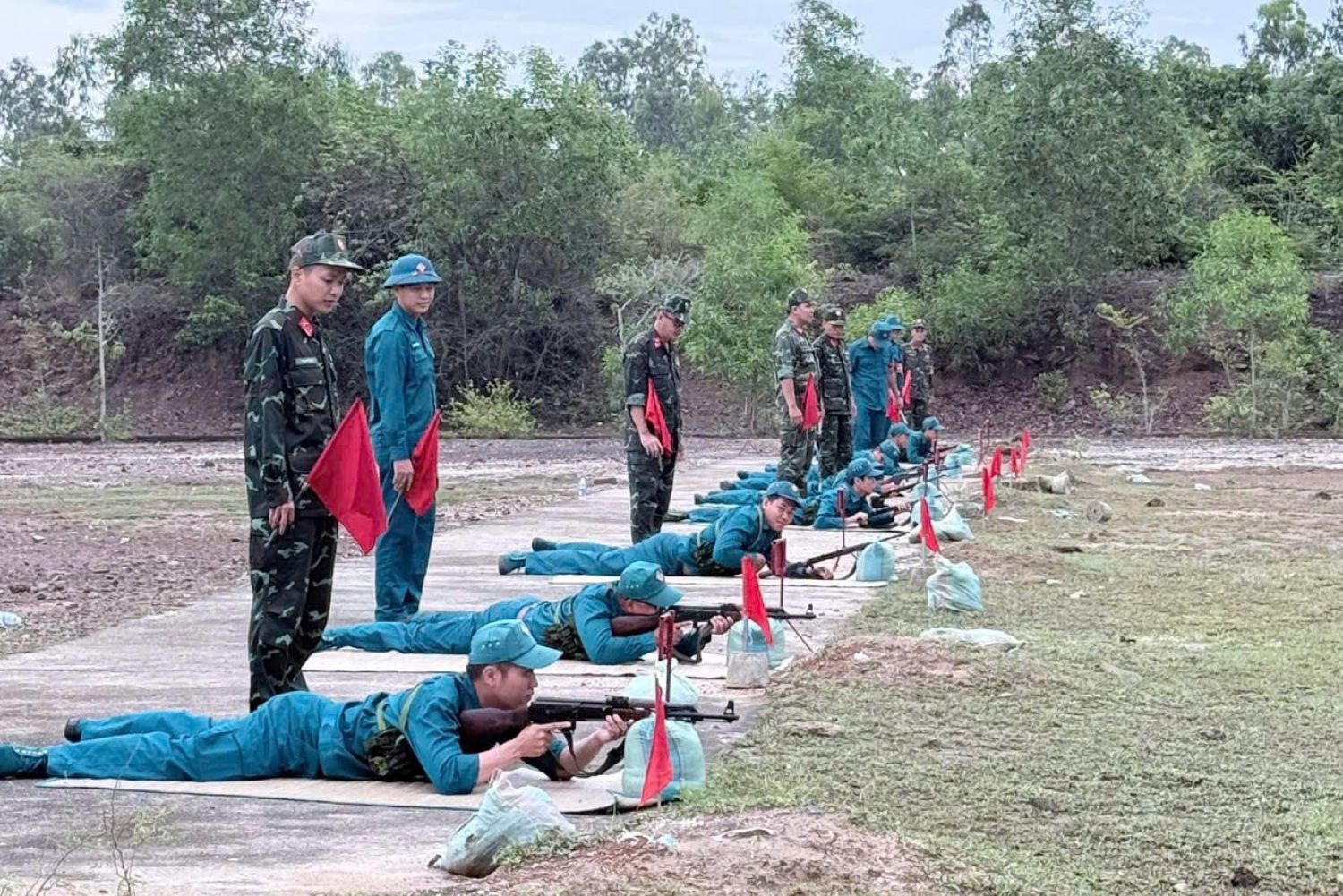 Die Soldaten üben den Test der liegenden Schießposition.