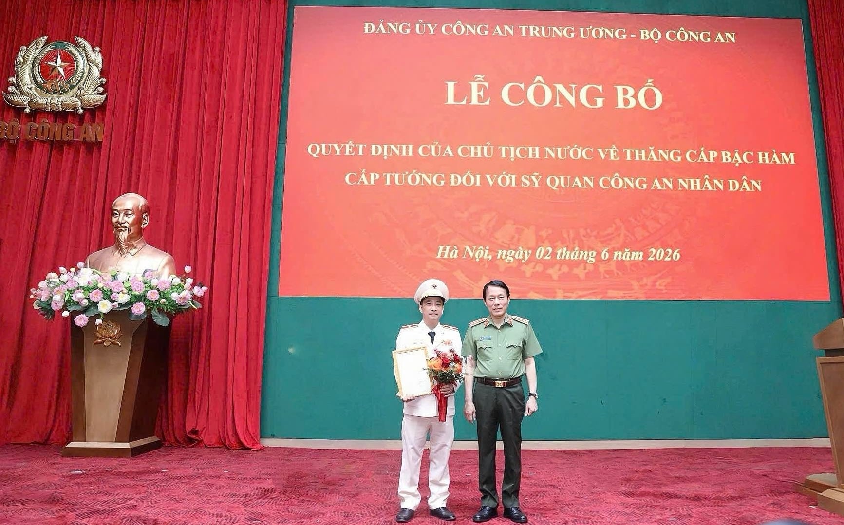 Đại tướng Lương Tam Quang, Ủy viên Bộ Chính trị, Bộ trưởng Bộ Công an trao Quyết định của Chủ tịch nước về việc thăng cấp bậc hàm từ Đại tá lên Thiếu tướng đối với ông Nguyễn Minh Tuấn, Giám đốc Công an tỉnh Sơn La. Ảnh: Công an Sơn La. 