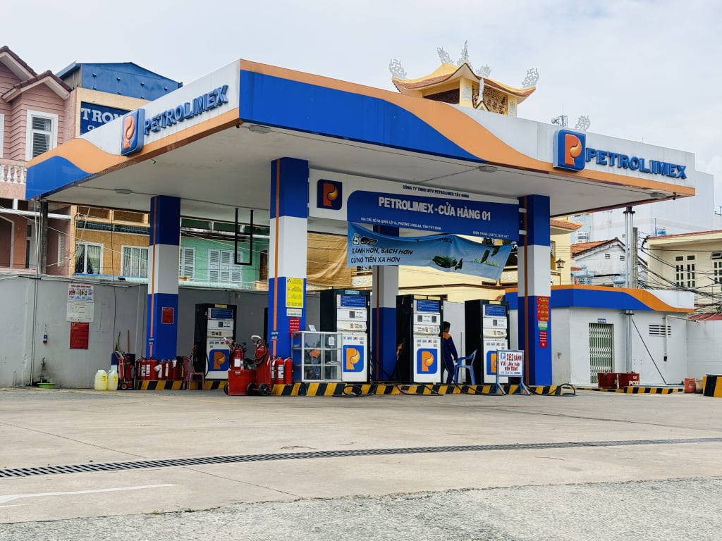 Tay Ninh își intensifică campania privind benzina E10 la benzinării.