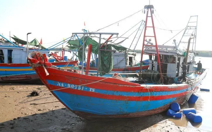 Tàu cá đã bị hư hỏng nhiều bộ phận. (Ảnh: Xuân Tiến/TTXVN)