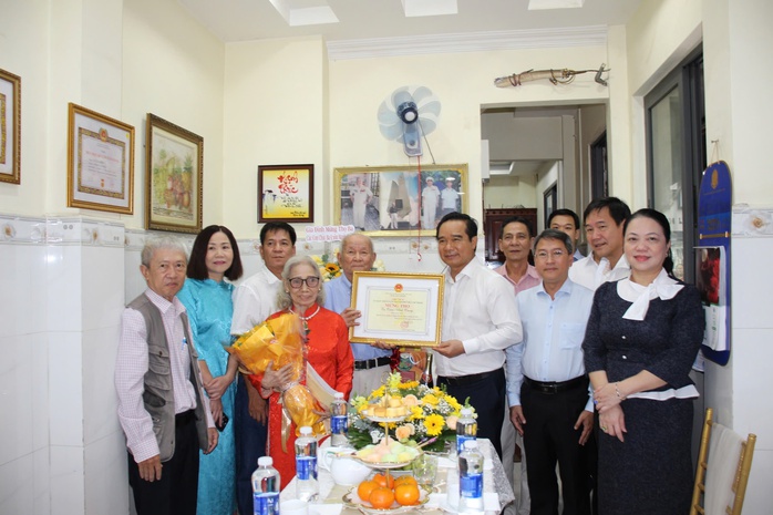THĂM CAO TUỔI - Ảnh 1.