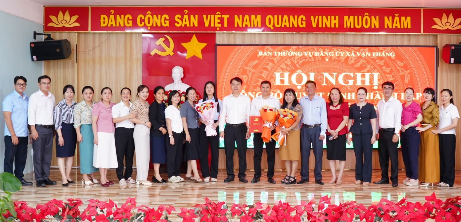 Leaders of the Van Thang Commune Party Committee presented flowers to congratulate the Party Branch of the Commune Health Station.