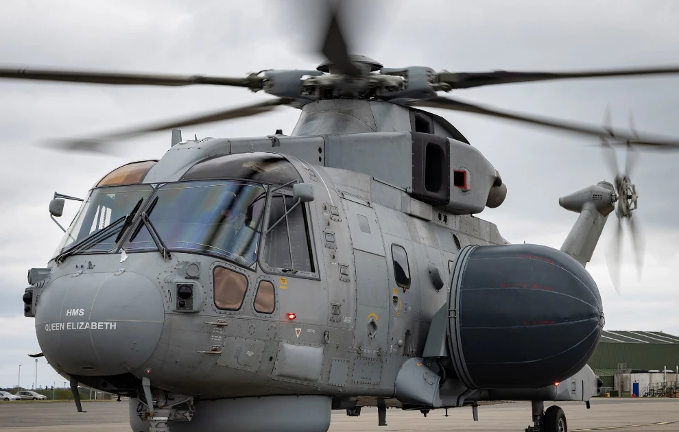 रॉयल नेवी का हेलीकॉप्टर अप्रत्याशित रूप से दुर्घटनाग्रस्त हो गया।