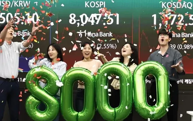 Chỉ số Kospi của Hàn Quốc vượt mốc 8.000 điểm ngày 26/5/2026 nhờ đà tăng của nhóm cổ phiếu chip và AI. (Ảnh: YONHAP/EPA)