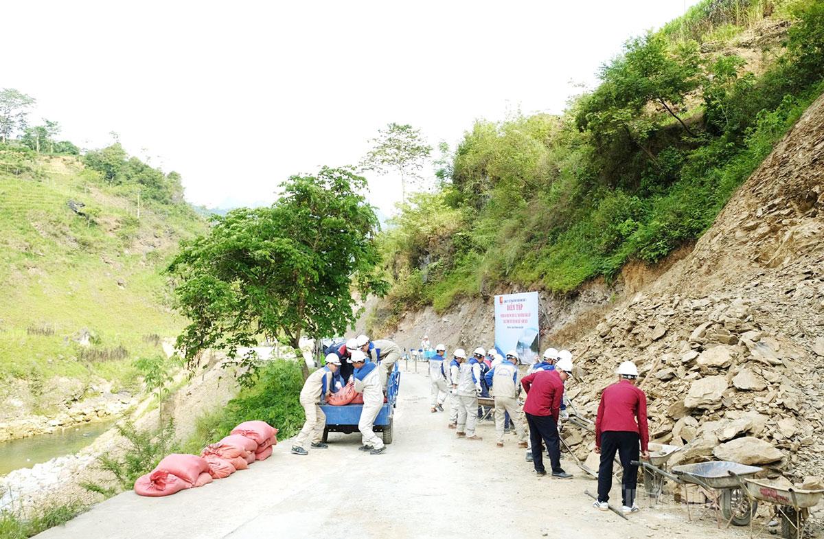 Nhân viên Nhà máy Thủy điện Nho Quế 1 xử lý tình huống giả định sạt lở taluy dương, khắc phục điểm sạt lở.
