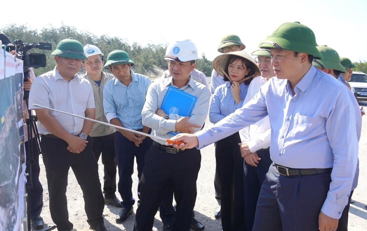 Chủ tịch UBND tỉnh Quảng Trị Lê Hồng Vinh kiểm tra, chỉ đạo tại Dự án thành phần 1 - Đường ven biển. Ảnh: Nguyễn Thuấn.