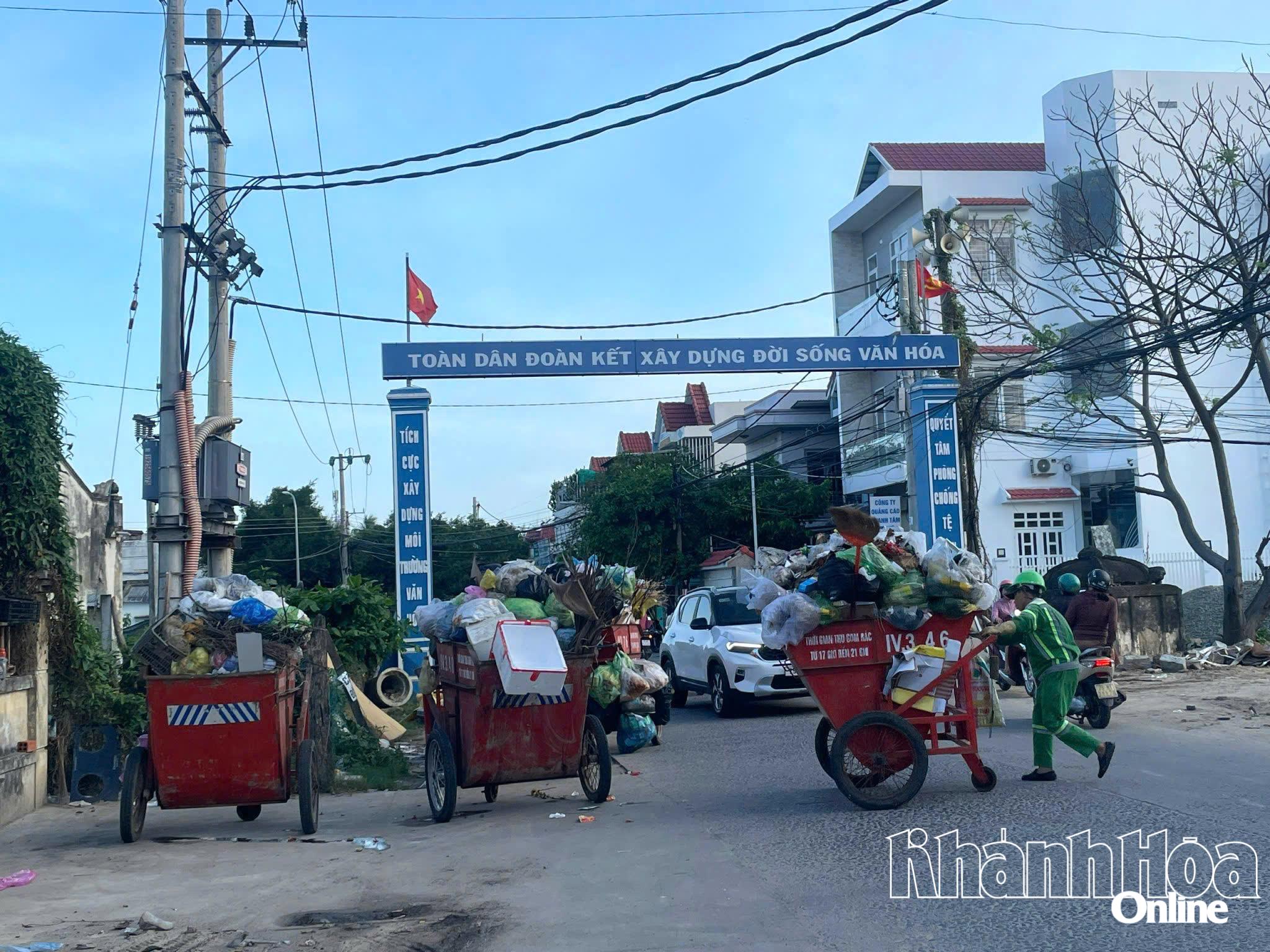 Điểm tập kết rác trước cổng chào Tổ dân phố Xuân Lạc 2 ngổn ngang rác thải.