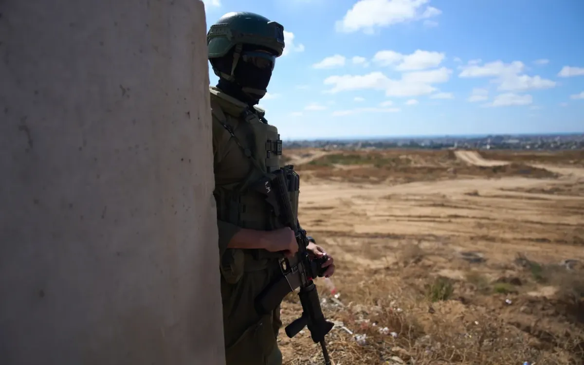 Binh sĩ Israel canh gác tại một vị trí quân sự nhìn ra “Ranh giới Vàng” ở trung tâm Dải Gaza, ngày 26/5/2026. (Ảnh: AP)
