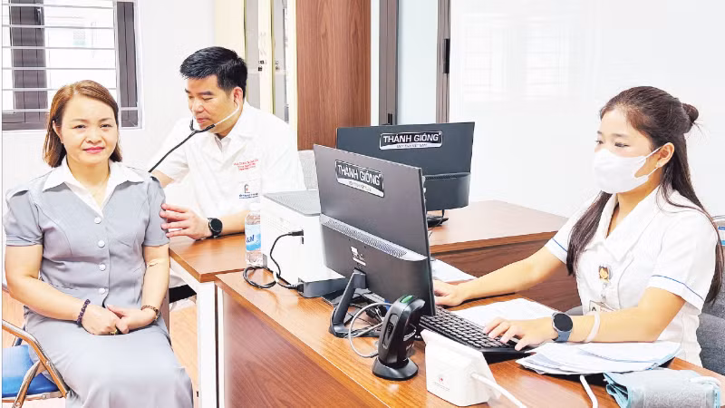 Examens médicaux pour le public à la clinique générale de l'hôpital universitaire de médecine de Hanoi - établissement Vinh Hung.