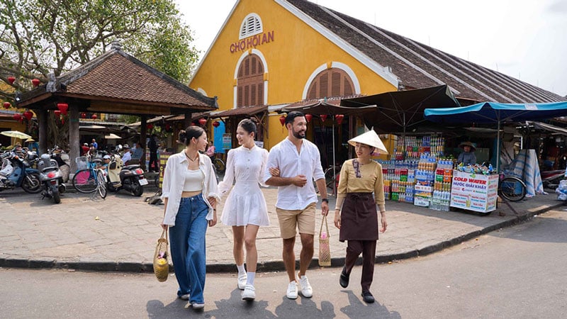 Touristen besuchen die Altstadt von Hoi An und ihre Reisfelder – ein beliebtes Ausflugsziel, das sich gut mit einem Besuch des Feuerwerks in Da Nang verbinden lässt. Foto: Ministerium für Kultur, Sport und Tourismus.