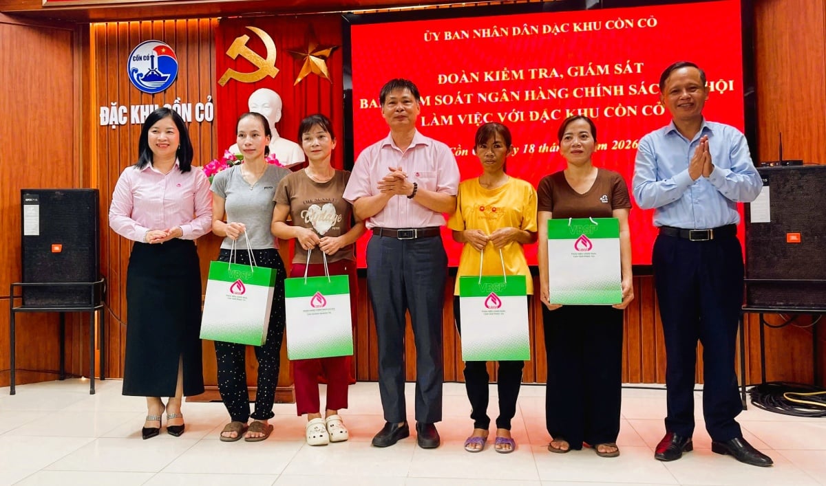 Đại diện NHCSXH tặng quà cho bà con ở đặc khu Cồn Cỏ.