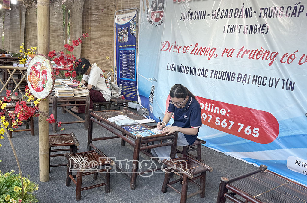 Area baca disiapkan di dalam ruang pameran.