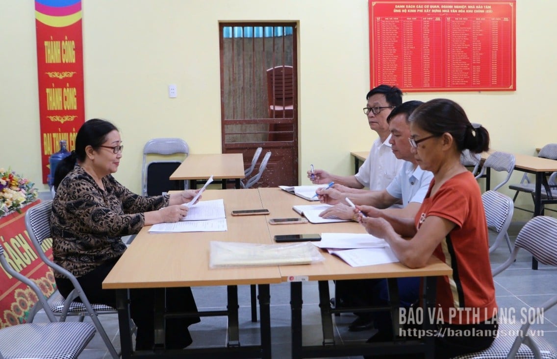 I membri del Partito della sezione del villaggio di Trung Tam, nella comune di Chi Lang, stanno esaminando le informazioni relative alla riorganizzazione dei villaggi e delle aree residenziali della zona.