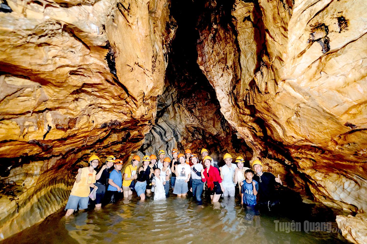 Hành trình khám phá hang động Bó Mỳ mang đến cho du khách những trải nghiệm mới lạ giữa thiên nhiên hoang sơ.