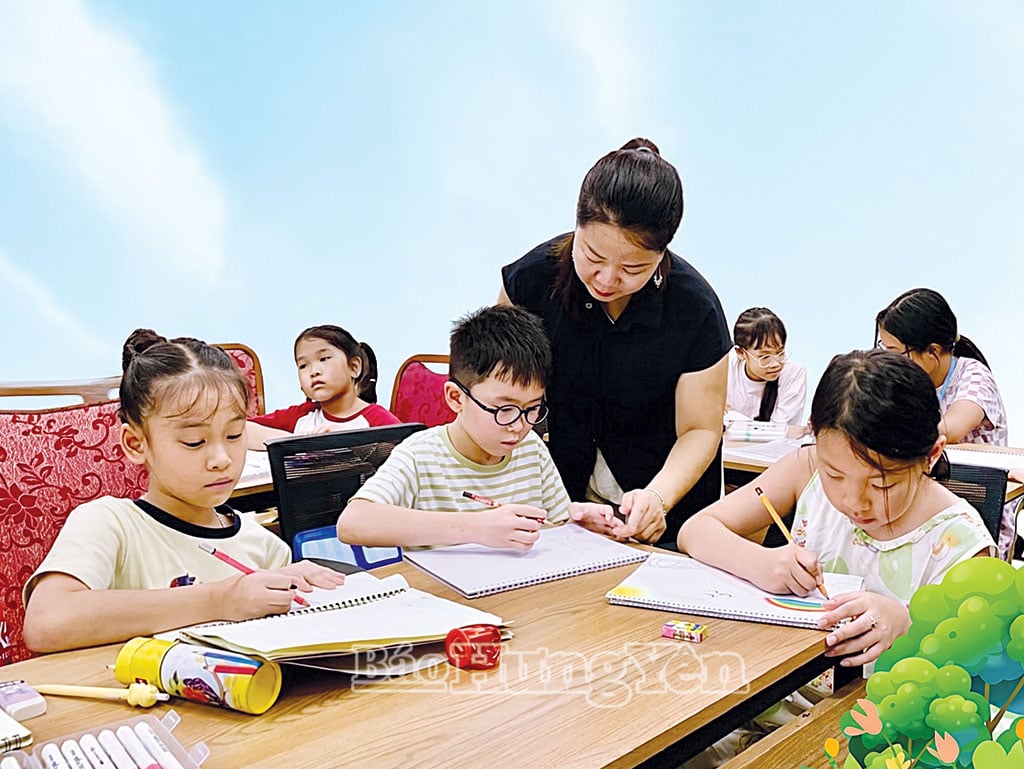 Các em thiếu niên, nhi đồng tham gia học năng khiếu tại Trung tâm Thanh thiếu nhi tỉnh.