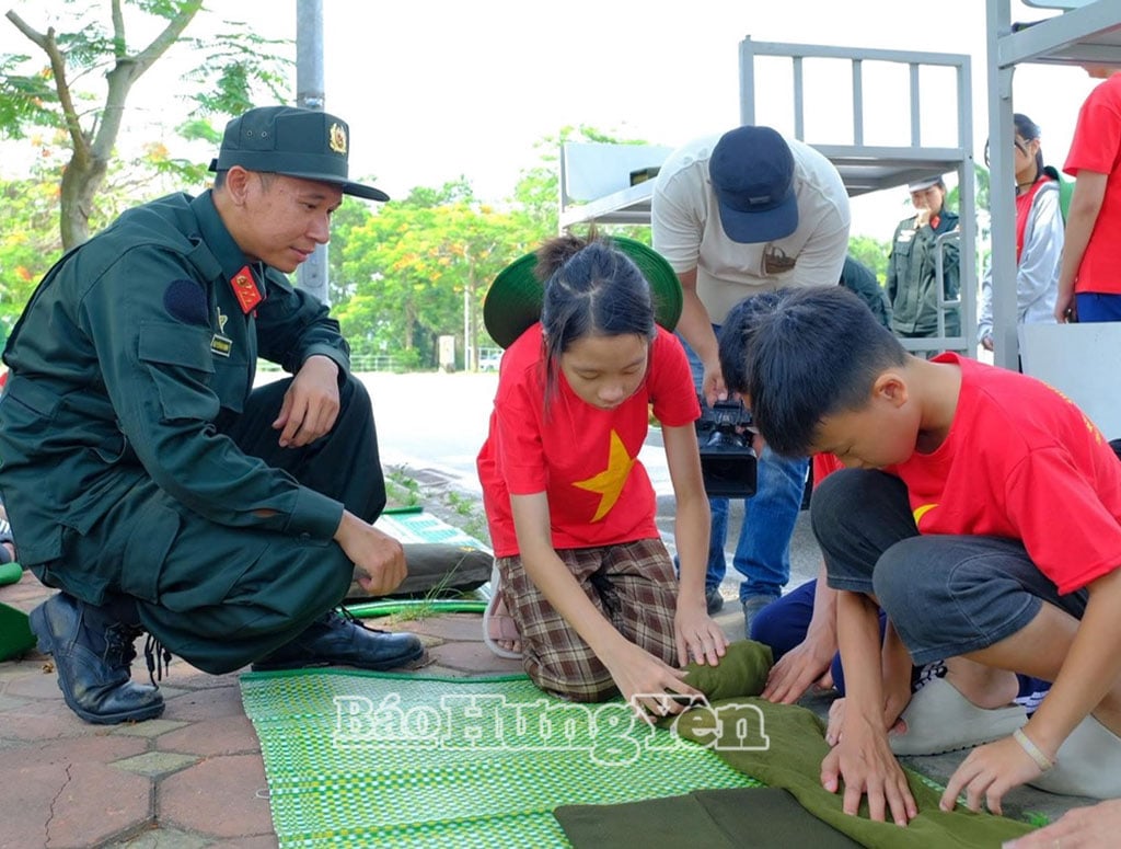  Tham gia lớp trải nghiệm kỹ năng sống “Hành trình kết nối tình bạn và kỹ năng” năm 2026, các em thiếu niên được trải nghiệm “Một ngày là chiến sĩ gìn giữ hòa bình”.