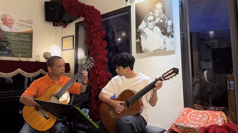 Konstnären Trang Cong Vinh (till vänster) med sina elever.