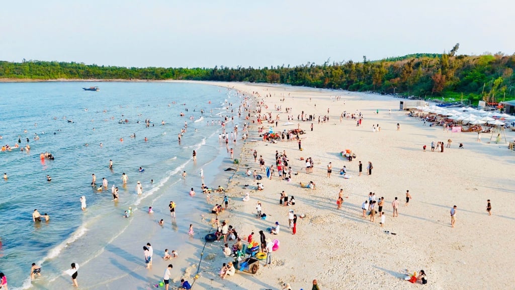 Bãi biển Minh Châu, đặc khu Vân Đồn, tỉnh Quảng Ninh thu hút đông du khách. Ảnh: Quỳnh Hoa.