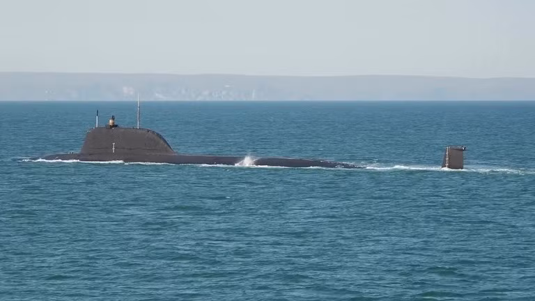 Rus nükleer denizaltısı Arkhangelsk, Oniks füzesi fırlatarak 200 km uzaklıktaki bir hedefi vurdu.