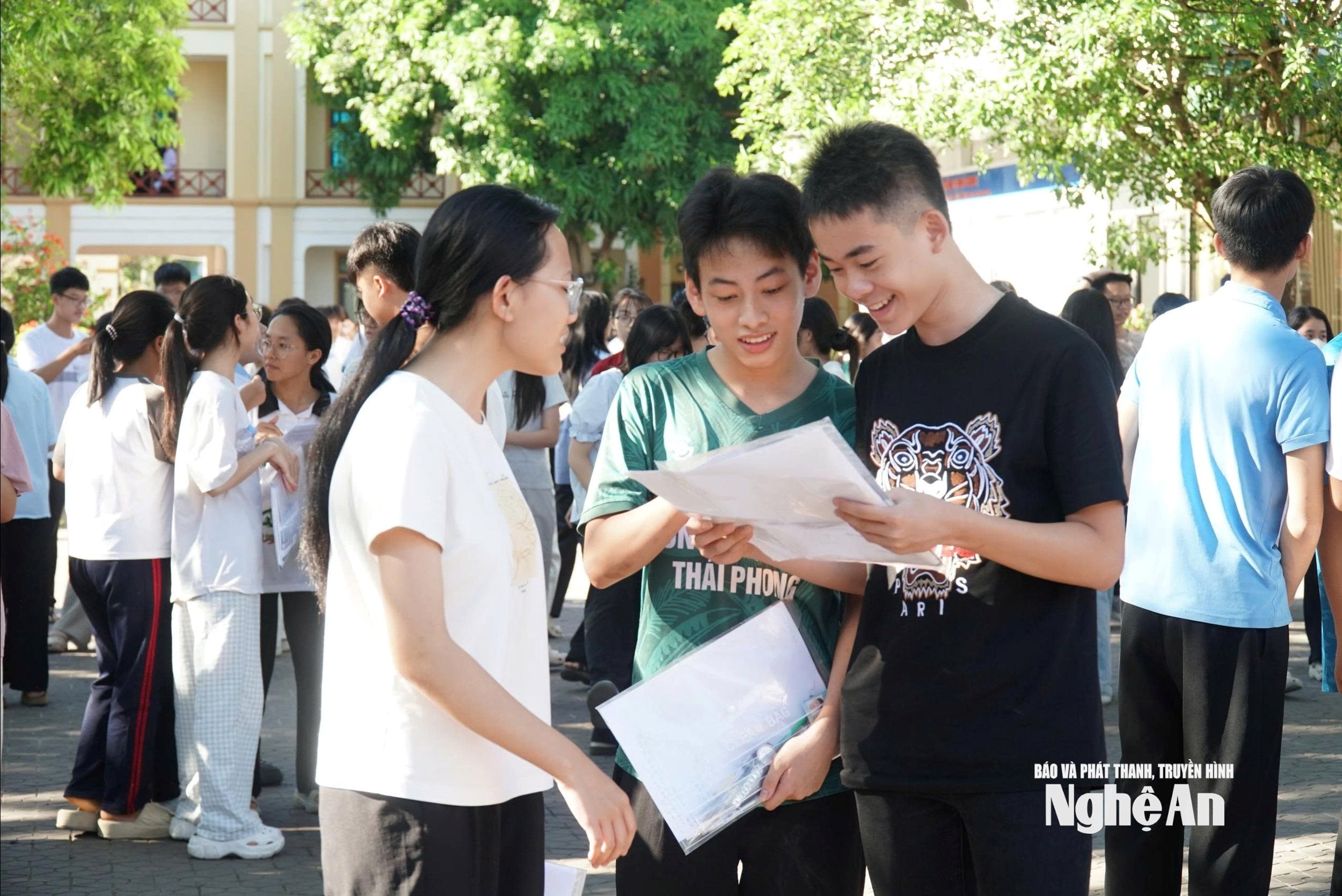 Candidates participating in the entrance exam for grade 10.