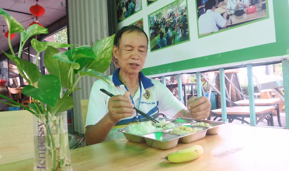 Nhà ăn hạnh phúc - Góc nhỏ yêu thương giữa lòng TPHCM- Ảnh 1.