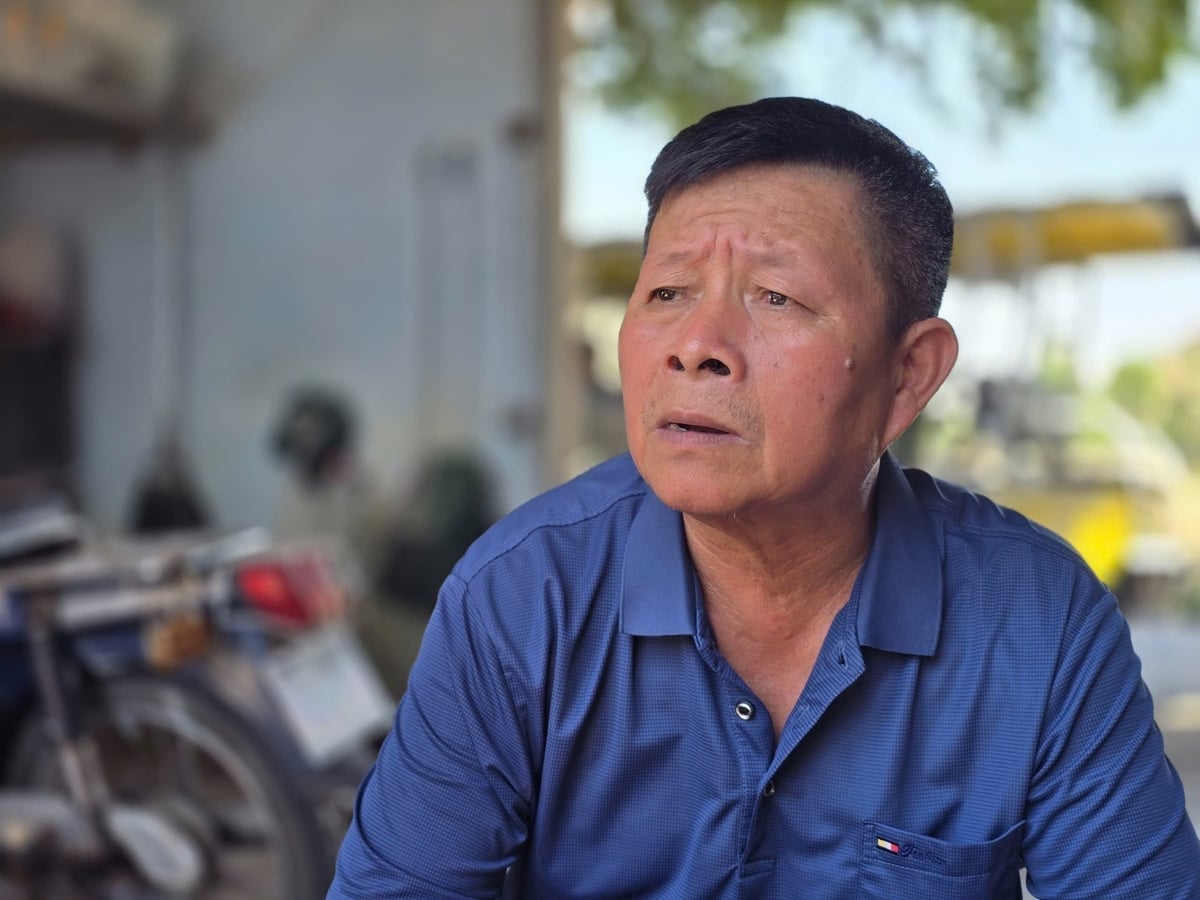 Ông Phạm Bá Huynh ở khối Đoàn Kết, làng chài Nghi Thủy, phường Cửa Lò chia sẻ về hành trình thay đổi bộ mặt bến bãi, làng chài. Ảnh: Xuân Hà.
