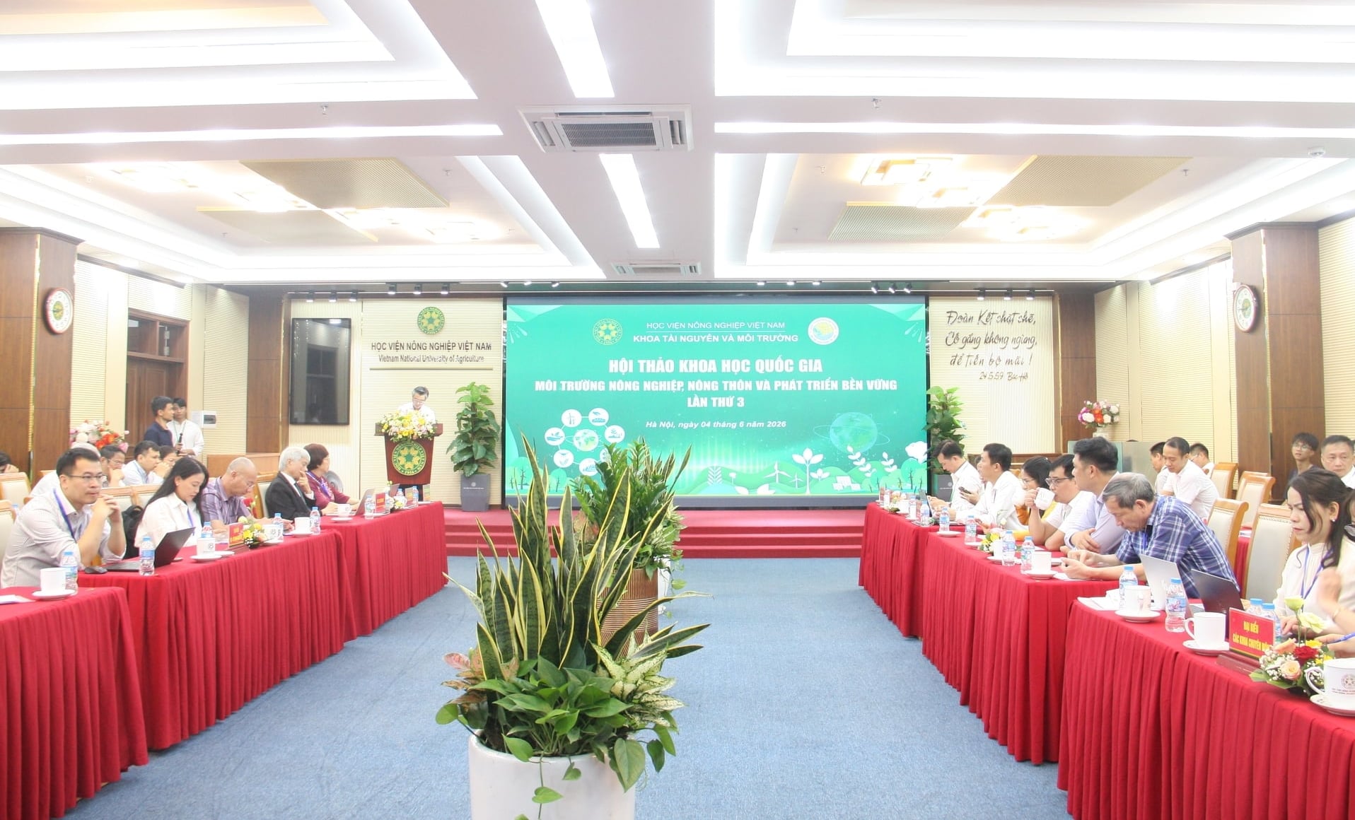 នៅព្រឹកថ្ងៃទី ៤ ខែមិថុនា បណ្ឌិត្យសភាកសិកម្មវៀតណាមបានរៀបចំសន្និសីទវិទ្យាសាស្ត្រជាតិលើកទី ៣ ស្តីពី 