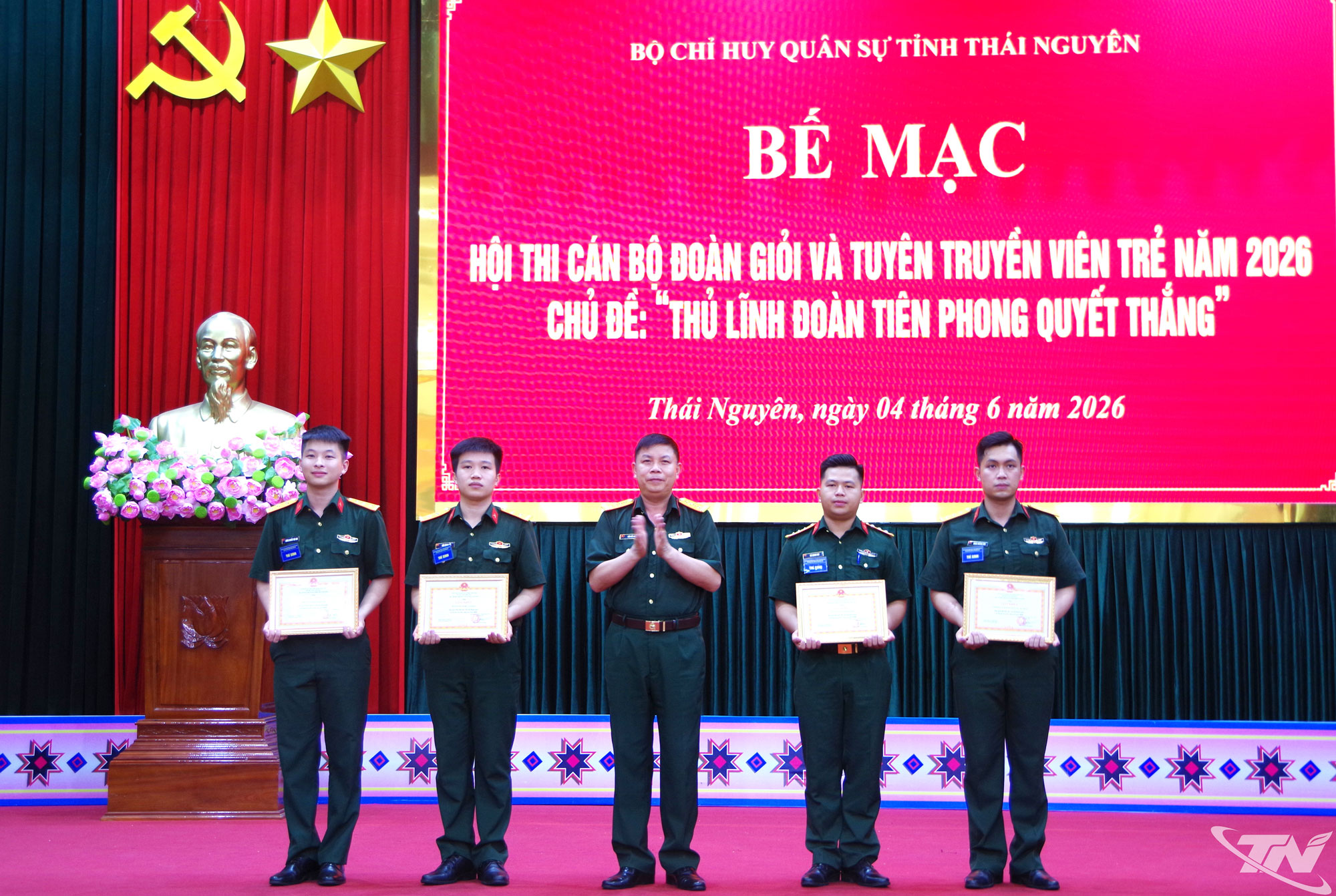 O Coronel Tran Viet Nang, Comissário Político do Comando Militar Provincial de Thai Nguyen, entregou os prêmios às equipes vencedoras.