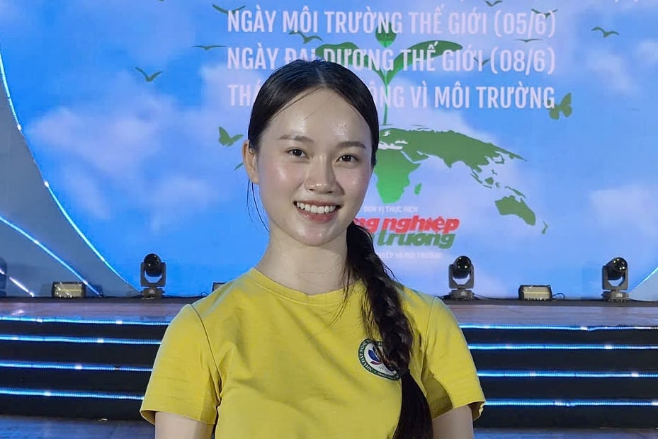 Nghệ sĩ Phương Anh mướt mồ hôi sau nhiều giờ luyện tập. Ảnh: Linh Linh.