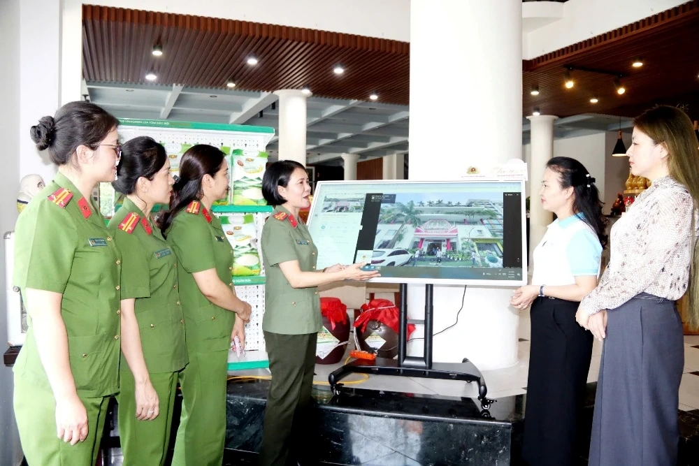 Lansering av en kiosk for å vise frem kultur, turisme og OCOP-produkter fra Thanh Hoa-provinsen.