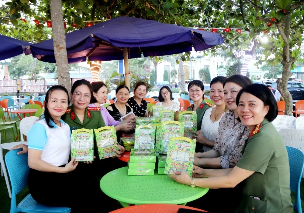 Lansering av en kiosk for å vise frem kultur, turisme og OCOP-produkter fra Thanh Hoa-provinsen.