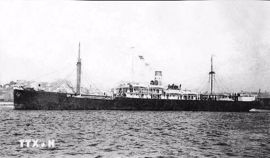 Le 5 juin 1911, depuis le quai de Nha Rong, dans le port de Saïgon, le jeune patriote Nguyen Tat Thanh quitta sa patrie à bord du navire Amiral Latouche-Tréville pour réaliser son ambition de libérer son pays du joug de l'oppression coloniale et impérialiste. (Photo : Archives de l'agence VNA) ttxvn-nam-ngay-bac-ho-ra-di-tim-duong-cuu-nuoc-hanh-trinh-vi-doc-lap-dan-toc-8802796-14.jpg