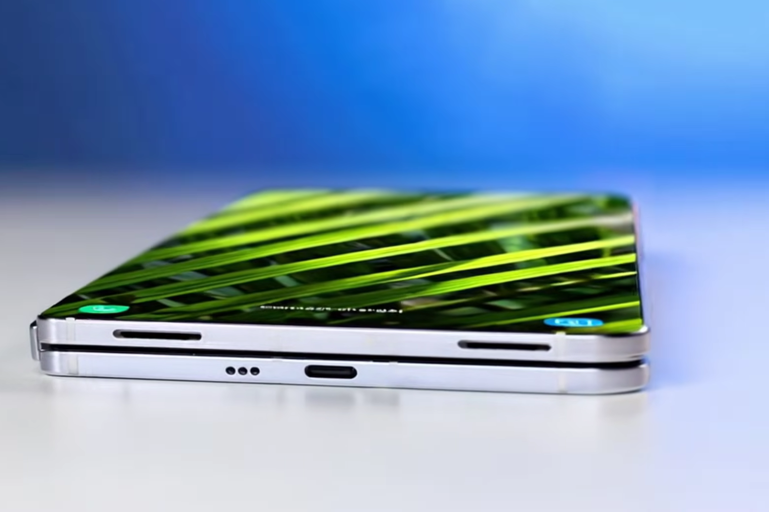 Zaprezentowano Galaxy Z Fold 8 Ultra: szybsze ładowanie, większa bateria, a przy tym nadal ultrasmukły.