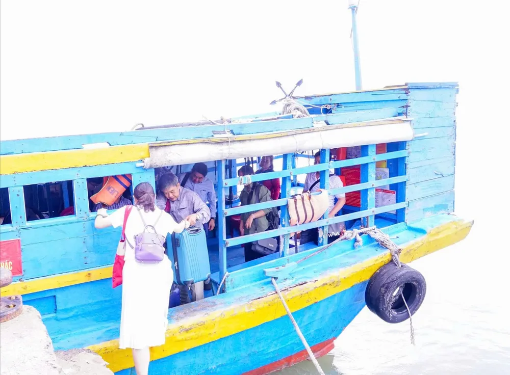 Médicos enfrentam as ondas para chegar à comunidade da ilha e prestar assistência médica à população local.