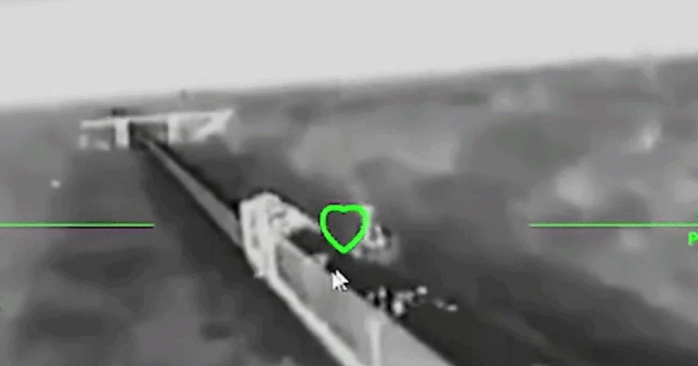 De video toont Oekraïense drones die Russische bevoorradingstreinen op de Krim aanvallen.