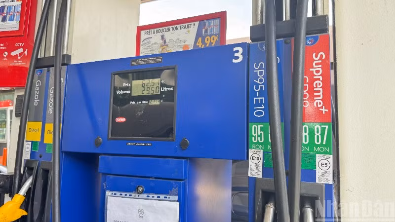 Trụ bơm nhiên liệu sinh học E5, E10 và B7 tại một cây xăng ở Paris, Pháp. (Ảnh: KHẢI HOÀN)