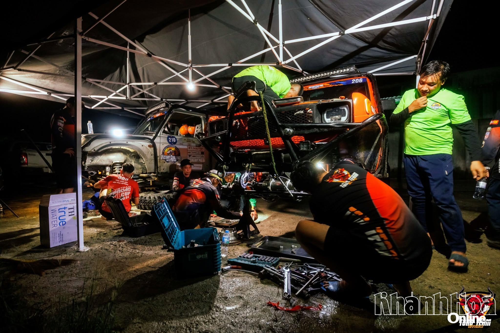 Đội hậu cần của đội Toro Offroad Team hỗ trợ vận động viên kiểm tra xe trước khi di chuyển đến Nha Trang tham dự giải.