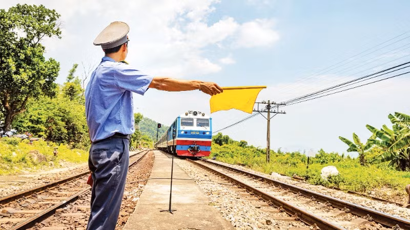 Tín hiệu an toàn cho tàu đi qua. (Ảnh: TRẦN VŨ THÀNH)