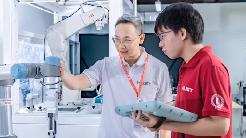 งานวิจัยทางวิทยาศาสตร์ในห้องปฏิบัติการของคณะวิศวกรรมเครื่องกล มหาวิทยาลัยวิทยาศาสตร์และเทคโนโลยีฮานอย (ภาพ: หนังสือพิมพ์หนานตาน)