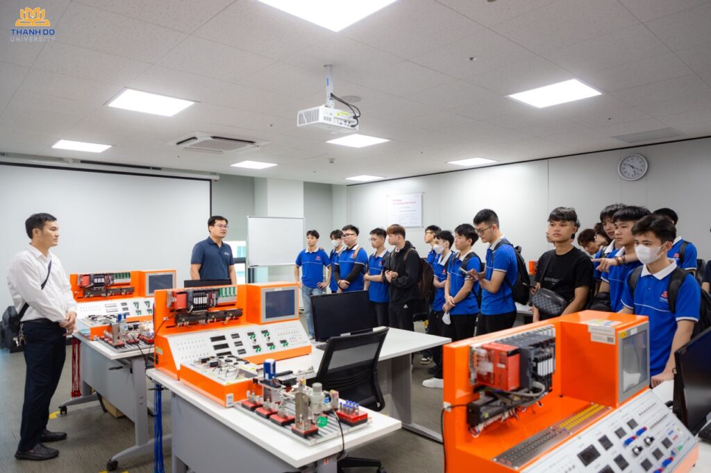 Estudantes da Universidade de Chengdu estão realizando treinamento profissional básico na LG Display Vietnam Co., Ltd., em Hai Phong. Foto: Universidade de Chengdu.