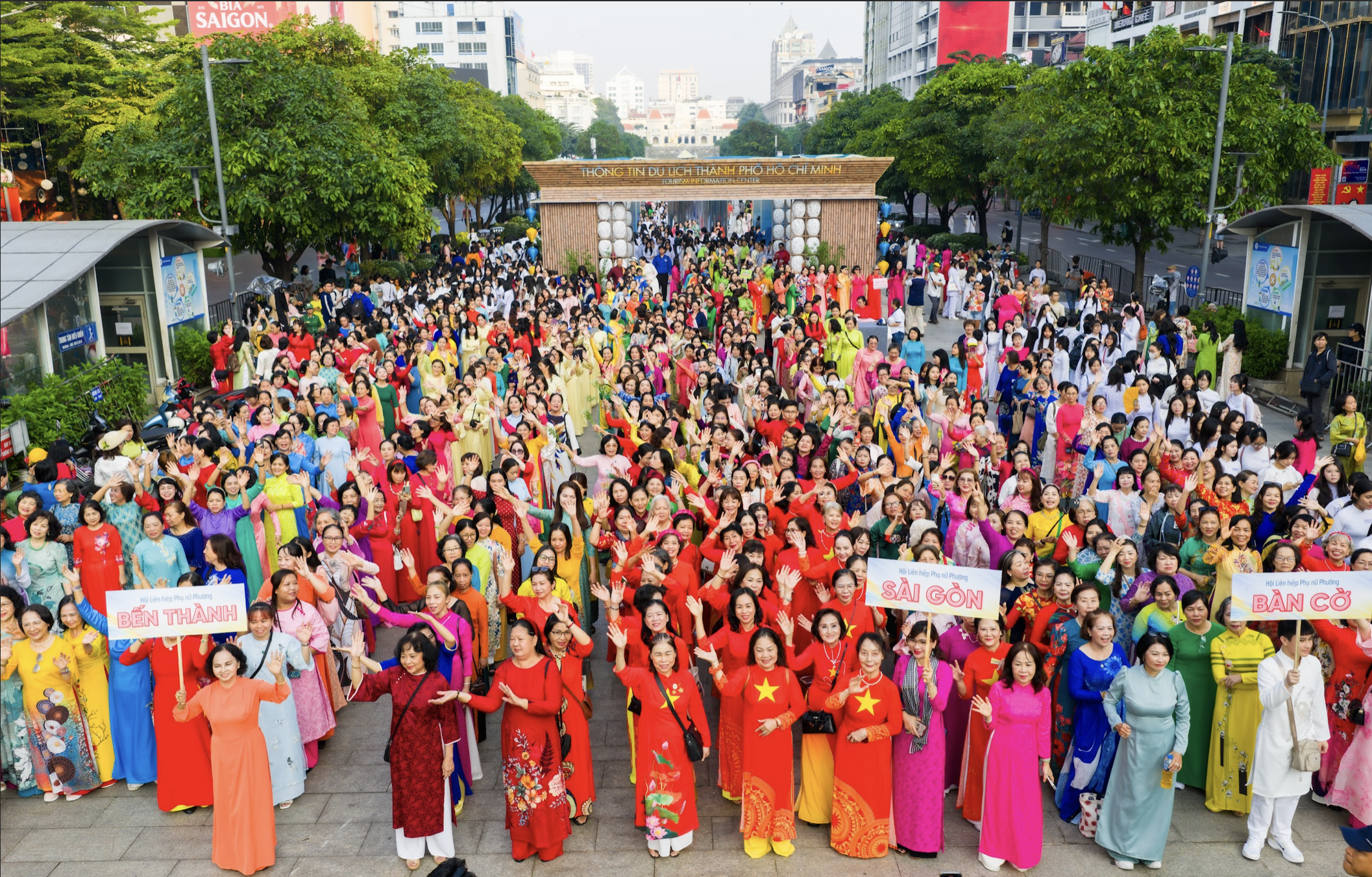 Ho Chi Minh City: Mass performance of Ao Dai (traditional Vietnamese dress) across the city on March 8th - Photo 1. TP.HCM đồng diễn áo dài khắp thành phố ngày 8.3- Ảnh 1.