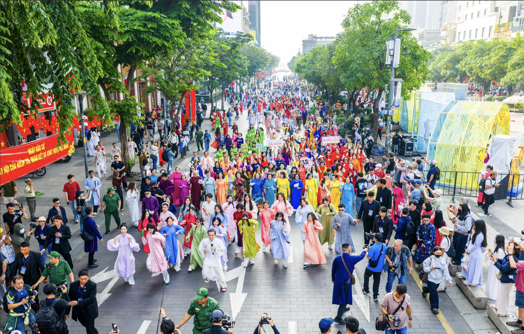 Ho Chi Minh City: Mass performance of Ao Dai (traditional Vietnamese dress) across the city on March 8th - Photo 2. TP.HCM đồng diễn áo dài khắp thành phố ngày 8.3- Ảnh 2.